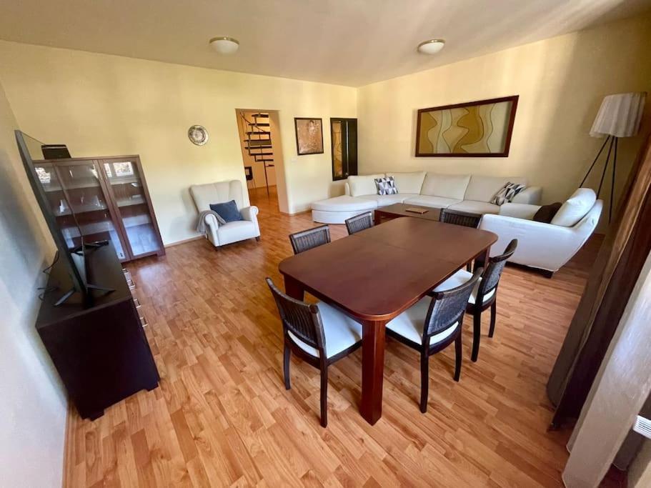 Huge Two Floor Apartment On The Park Colonnade With Free Parking For One Car, 160 Sqm Κάρλοβι Βάρι Εξωτερικό φωτογραφία